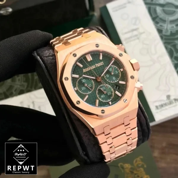 ap-rose-gold-green-dial-on-the-man-hand-600x600-2 ap-rose-gold-green-dial-on-the-man-hand-600x600-2
