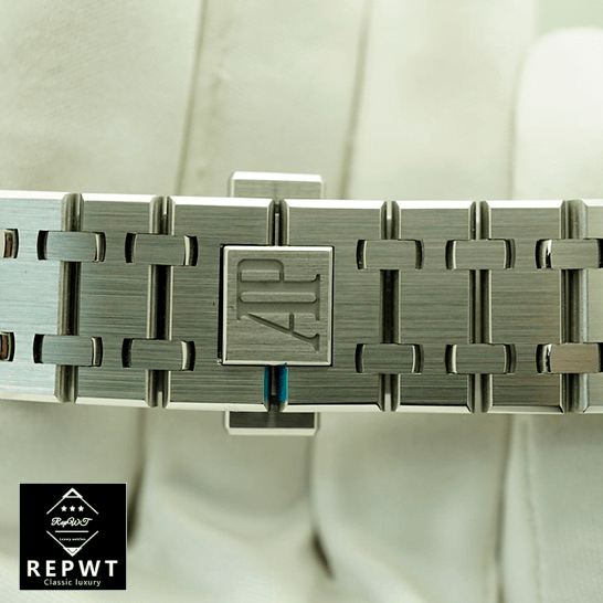 audemars_piguet_royal_oak_selfwinding_blue_15451ST_ZZ_1256ST_clips-2 audemars_piguet_royal_oak_selfwinding_blue_15451ST_ZZ_1256ST_clips-2