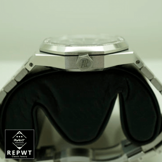 audemars_piguet_royal_oak_selfwinding_blue_15451ST_ZZ_1256ST_right-2 audemars_piguet_royal_oak_selfwinding_blue_15451ST_ZZ_1256ST_right-2