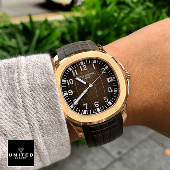 patek_philippe_aquanaut_rose_gold_5167R-001-hand patek_philippe_aquanaut_rose_gold_5167R-001-hand
