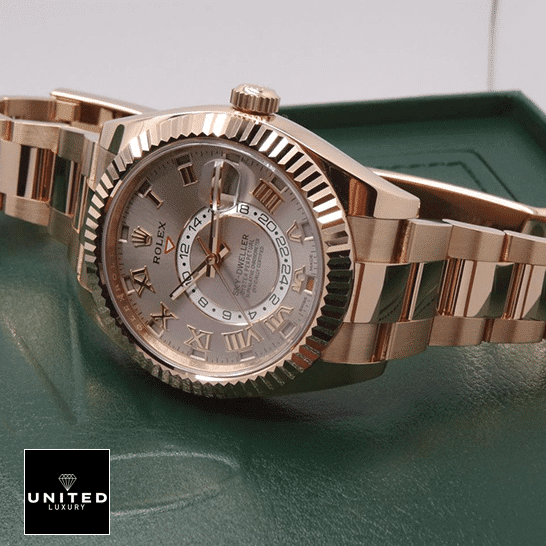 rolex_sky-dweller_everose_gold_sundust_dial_326935_oyster_unitedlxury rolex_sky-dweller_everose_gold_sundust_dial_326935_oyster_unitedlxury