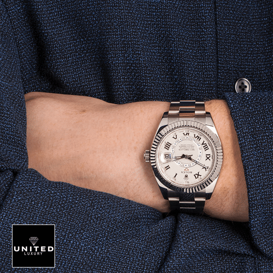 rolex_sky-dweller_white_dial_326939_oyster-unitedluxury_hand rolex_sky-dweller_white_dial_326939_oyster-unitedluxury_hand