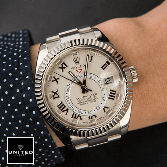 rolex_sky-dweller_white_dial_326939_oyster-unitedluxury_man_hand rolex_sky-dweller_white_dial_326939_oyster-unitedluxury_man_hand