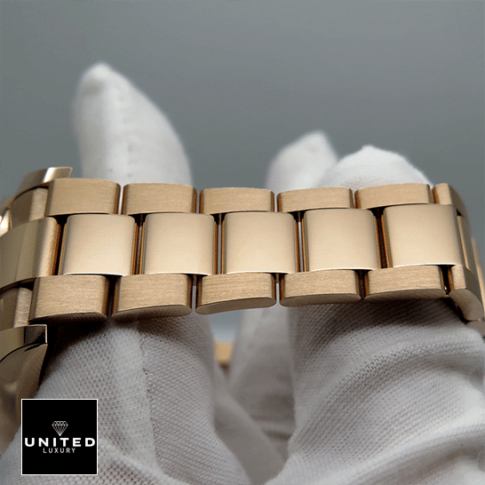 rolex_sky_dweller_rose_gold_white_dial_326935_oyster_replica_bracelet_unitedluxurynet rolex_sky_dweller_rose_gold_white_dial_326935_oyster_replica_bracelet_unitedluxurynet