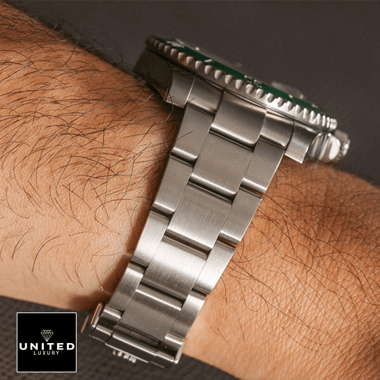rolex_submariner_116610lv_0002_hand_unitedluxury_man_green rolex_submariner_116610lv_0002_hand_unitedluxury_man_green