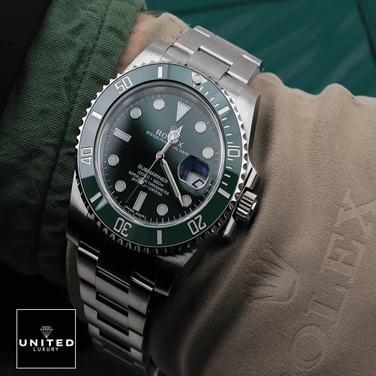 rolex_submariner_116610lv_0002_hands_unitedluxury rolex_submariner_116610lv_0002_hands_unitedluxury