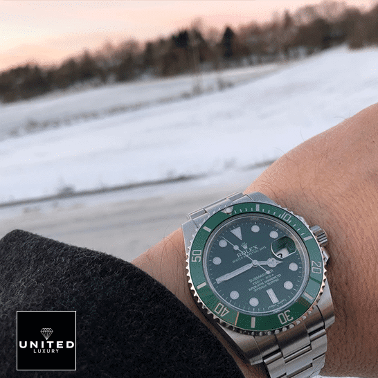 rolex_submariner_116610lv_0002_man_green_unitedluxury_hand rolex_submariner_116610lv_0002_man_green_unitedluxury_hand